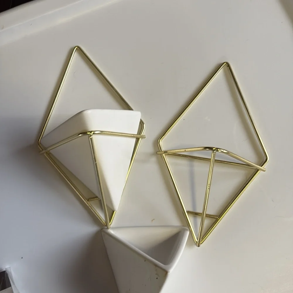 2 Ceramic Triangular Vases - Picture 5 of 5